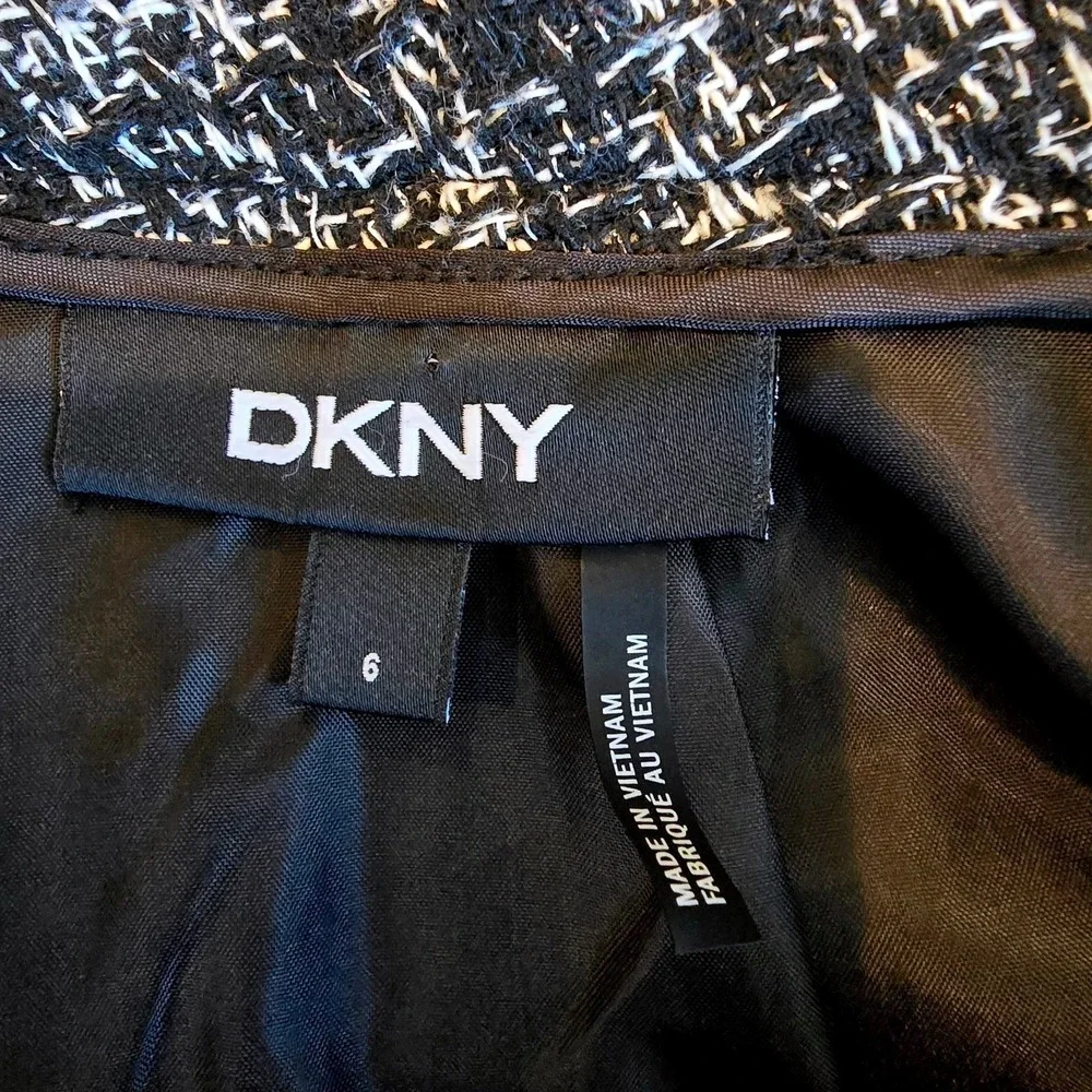 DKNY Size 6 Tweed Pencil Skirt Black White Plaid 16x22 Boucle Lined Side Zip B68